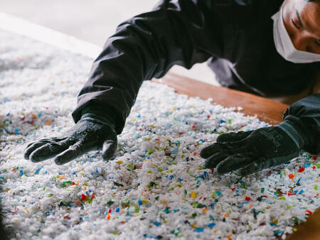 プラスチック製品をフレーク化する工程のイメージ