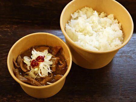 カレー牛もつ煮込み丼 （炭焼てらまえ）